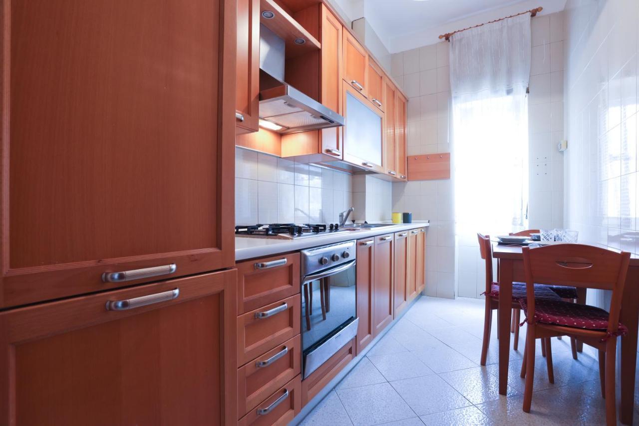 Bright Apartment Near The Sea With Parking Salerno Exteriör bild